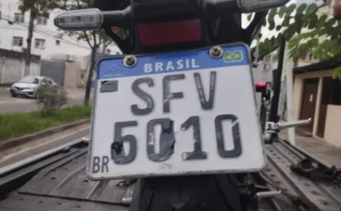 
          Imagem ilustrativa da imagem Motociclista usa fita isolante para adulterar placa e é detido em blitz no ES
          