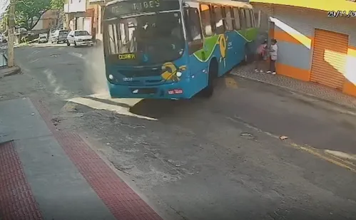 
          Imagem ilustrativa da imagem Ônibus do Transcol perde freio em ladeira e motorista consegue evitar tragédia
          