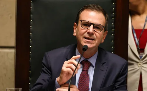 
          Imagem ilustrativa da imagem Paes toma posse, promete 'mais responsabilidades' na segurança
          