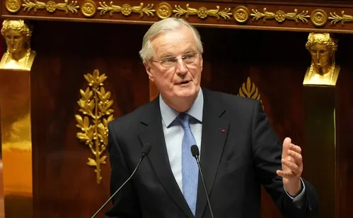 
          Imagem ilustrativa da imagem Parlamento francês aprova voto de desconfiança e primeiro-ministro é destituído
          