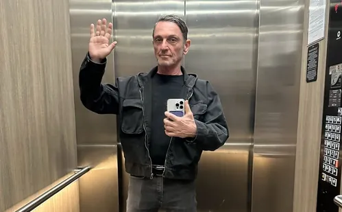 
          Imagem ilustrativa da imagem Paulo Miklos segue na UTI e tem quadro de saúde "evoluindo bem"
          