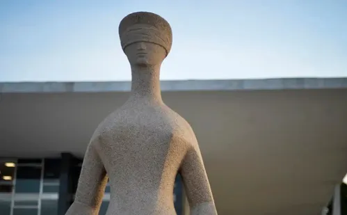 
          Imagem ilustrativa da imagem Pichadora de estátua no 8/1 escreve carta com desculpas a Moraes
          