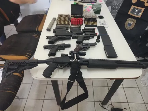 
          Imagem ilustrativa da imagem Polícia de PE desarticula quadrilha envolvida em tráfico e lavagem de dinheiro
          