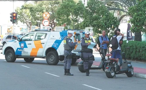 
          Imagem ilustrativa da imagem Polícia e guardas no ES reforçam blitze das motos elétricas no verão
          