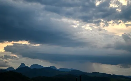 
          Imagem ilustrativa da imagem Novo alerta de chuvas intensas para 21 cidades no ES; veja a lista
          