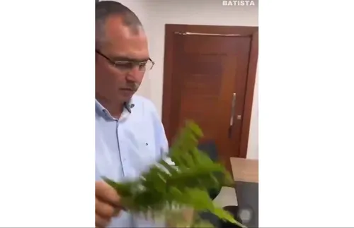 
          Imagem ilustrativa da imagem Prefeito decide benzer gabinete antes de começar a trabalhar
          