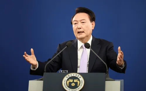 
          Imagem ilustrativa da imagem Presidente sul-coreano declara lei marcial e acusa oposição
          