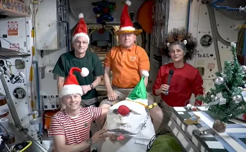 
          Imagem ilustrativa da imagem Presos no espaço, astronautas celebram Natal em espaçonave
          