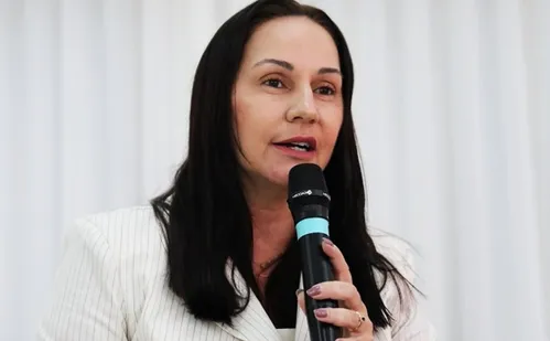 
          Imagem ilustrativa da imagem Primeira mulher a assumir a Prefeitura de Cariacica
          