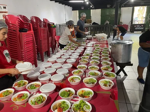 
          Imagem ilustrativa da imagem Projeto Mãos Solidárias distribuiu 200 marmitas e presentes natalinos no Recife
          