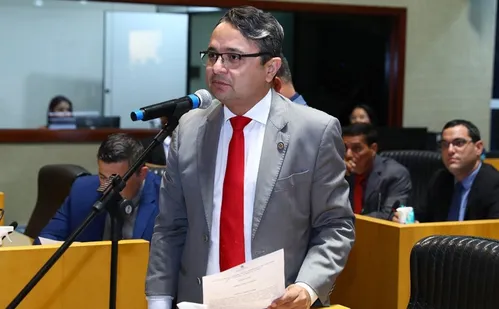 
          Imagem ilustrativa da imagem Pulga atrás da orelha
          