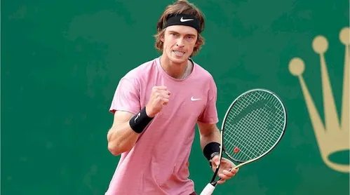 
          Imagem ilustrativa da imagem Quem é Rublev? Adversário de João Fonseca no Australian Open é ‘esquentadinho’ e venceu depressão
          