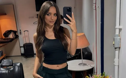 
          Imagem ilustrativa da imagem Rafa Kalimann é criticada por não cantar trechos de samba-enredo que citam Exu
          