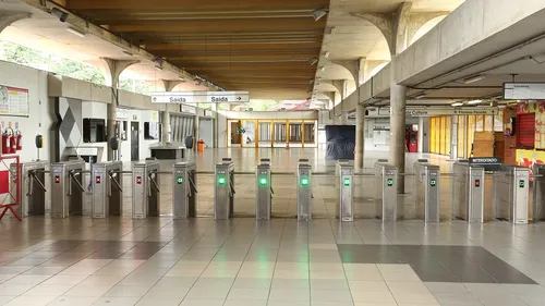 
          Imagem ilustrativa da imagem Trem sofre descarrilhamento e paralisa a Linha Sul do Metrô do Recife nesta terça
          