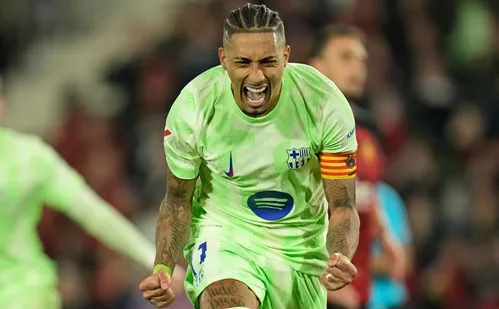 
          Imagem ilustrativa da imagem Raphinha marca duas vezes e Barcelona volta a vencer no Campeonato Espanhol
          