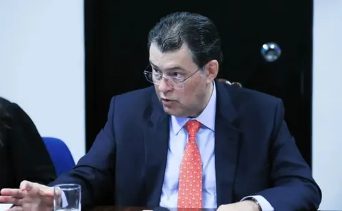 
          Imagem ilustrativa da imagem Reforma tributária vai zerar alíquota para medicamentos oncológicos
          