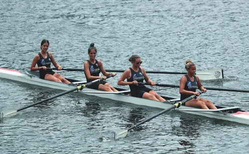 
          Imagem ilustrativa da imagem Remo do Álvares Cabral celebra ouros em campeonato no Rio de Janeiro
          