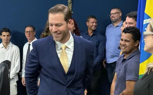 
          Imagem ilustrativa da imagem Renzo Vasconcelos toma posse e afirma: "Vamos reconstruir nossa cidade"
          