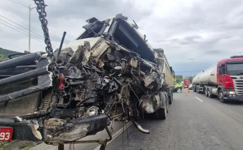 
          Imagem ilustrativa da imagem Rodovia do Contorno é interditada após acidente com carretas e caminhão
          