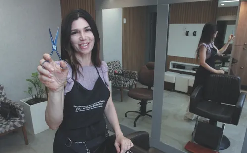 
          Imagem ilustrativa da imagem Salões de beleza têm lista de espera para o fim de ano
          