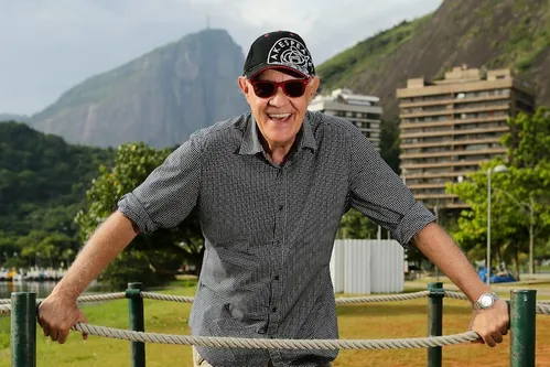 
          Imagem ilustrativa da imagem Santos presta homenagem após morte de Ney Latorraca, torcedor ilustre do clube
          