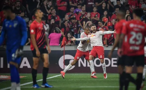 
          Imagem ilustrativa da imagem Sasha salva, Bragantino vence Athletico e segue vivo contra o rebaixamento
          