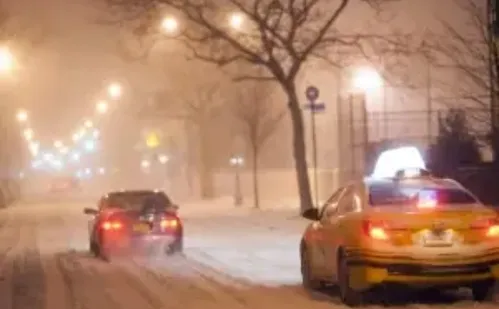 
          Imagem ilustrativa da imagem Tempestade de inverno traz chance de maior nevasca em uma década nos EUA
          