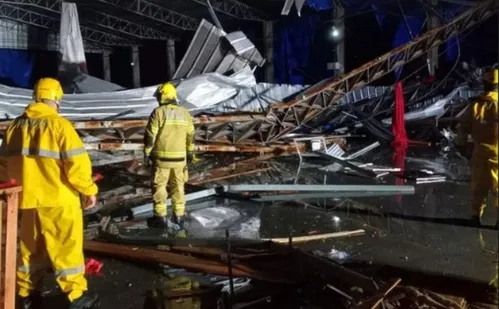 
          Imagem ilustrativa da imagem Temporal derruba pavilhão e fere 50 pessoas que participavam de festival no RS
          