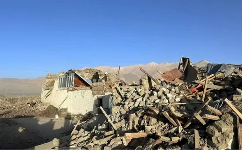 
          Imagem ilustrativa da imagem Terremoto deixa ao menos 95 mortos em área próxima ao monte Everest
          