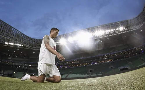 
          Imagem ilustrativa da imagem Thiago Silva atravessa gramado de joelhos após permanência do Fluminense na Série A
          
