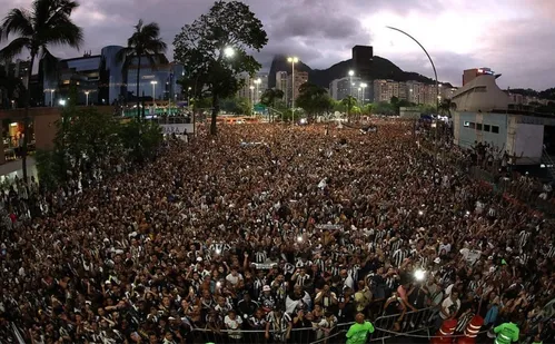 
          Imagem ilustrativa da imagem Torcida recebe campeões da Libertadores com festa no Rio: "É tempo de Botafogo"
          