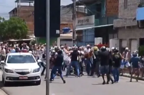 
          Imagem ilustrativa da imagem “Torcidas” do Santa e do Sport voltam a travar cenas de violência; COM VÍDEOS
          