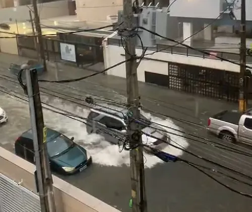 
          Imagem ilustrativa da imagem Uma manhã de muita chuva e caos nas ruas do Grande Recife
          