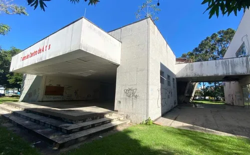 
          Imagem ilustrativa da imagem Universitários e professores pedem retomada de obras de novo teatro da Ufes
          