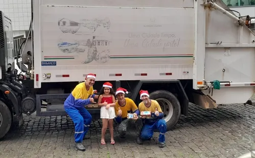 
          Imagem ilustrativa da imagem VÍDEO | Menina de 6 anos entrega presentes de Natal para garis no ES
          