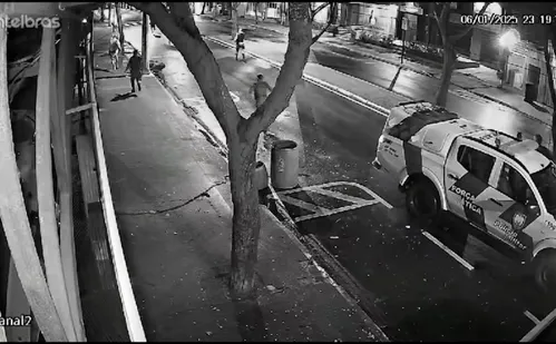 
          Imagem ilustrativa da imagem VÍDEO: Polícia derruba bandidos durante perseguição em Vitória
          