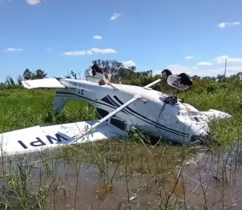 
          Imagem ilustrativa da imagem Vídeo: Avião sofre acidente em região do Pantanal e ocupantes são resgatados com vida
          