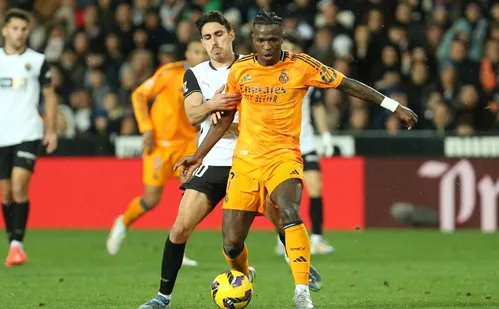 
          Imagem ilustrativa da imagem Vini Jr. é expulso, Bellingham desperdiça pênalti, mas Real vira sobre o Valencia
          