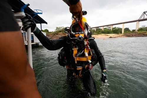 
          Imagem ilustrativa da imagem Visita ao tio, ida à manicure: as histórias de quem estava em cima da ponte que caiu entre MA e TO
          