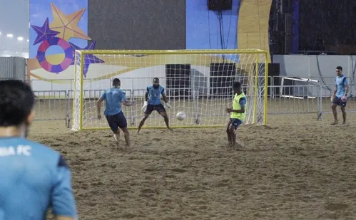 
          Imagem ilustrativa da imagem Vitória faz treino aberto na areia de Camburi
          