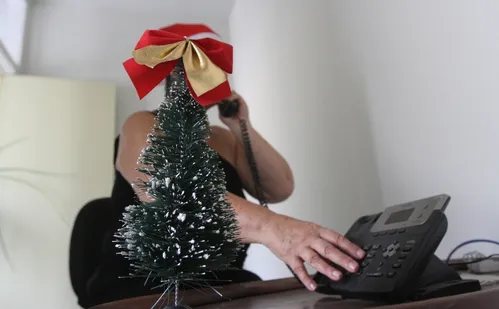 
          Imagem ilustrativa da imagem Voluntários do CVV oferecem apoio emocional nas festas de fim de ano
          