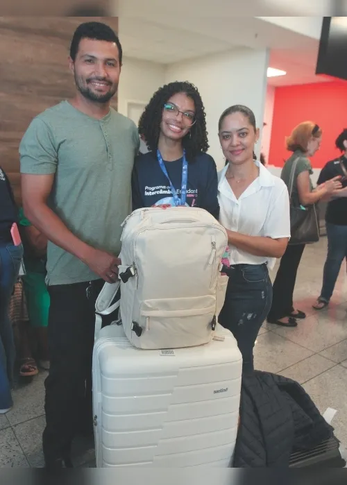Imagem ilustrativa da imagem Emoção no embarque de estudantes para os EUA