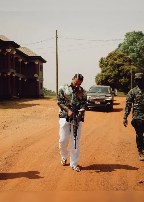 Imagem ilustrativa da imagem Memphis Depay posa com fuzil em visita ao exército de Gana