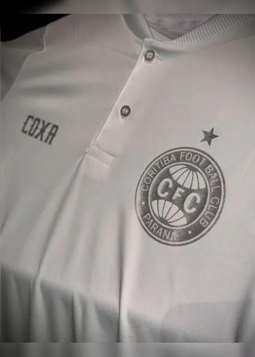 Imagem ilustrativa da imagem Réveillon 2025: clubes lançam camisas especiais para a data e miram receita no fim de ano