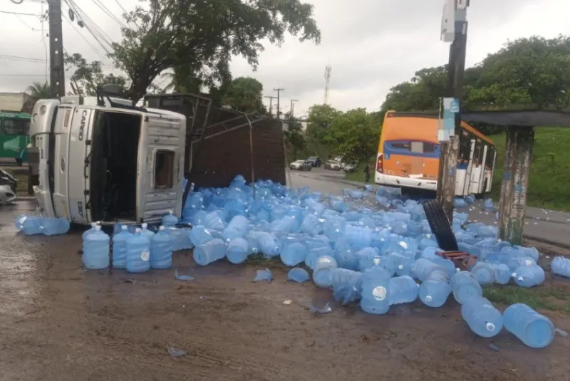 Imagem ilustrativa da imagem Acidente entre caminhão que transportava água e ônibus deixa 12 feridos na BR-101