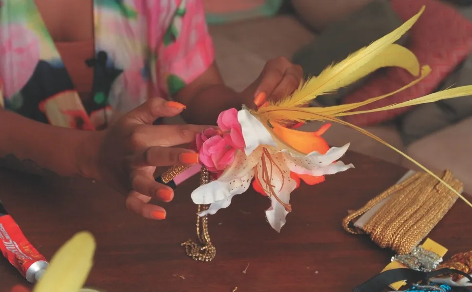 Imagem ilustrativa da imagem Aprenda a fazer um arco com flores e presilha de orquídea para curtir o Carnaval