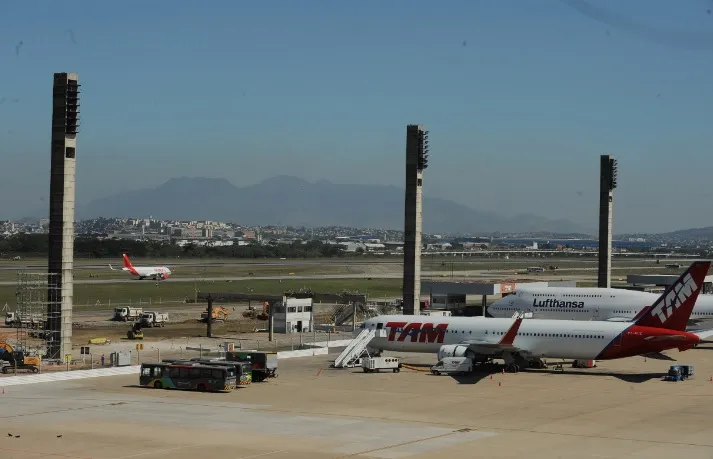 Imagem ilustrativa da imagem Avião colide com carro na pista do aeroporto do Galeão, no Rio