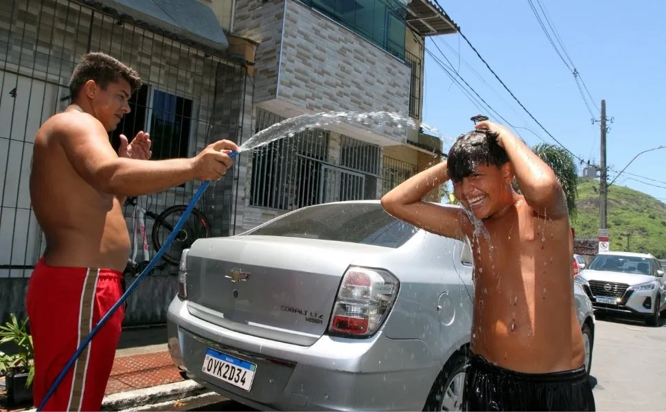 Imagem ilustrativa da imagem Calor no ES até o fim de janeiro: como os capixabas estão enfrentando o verão?