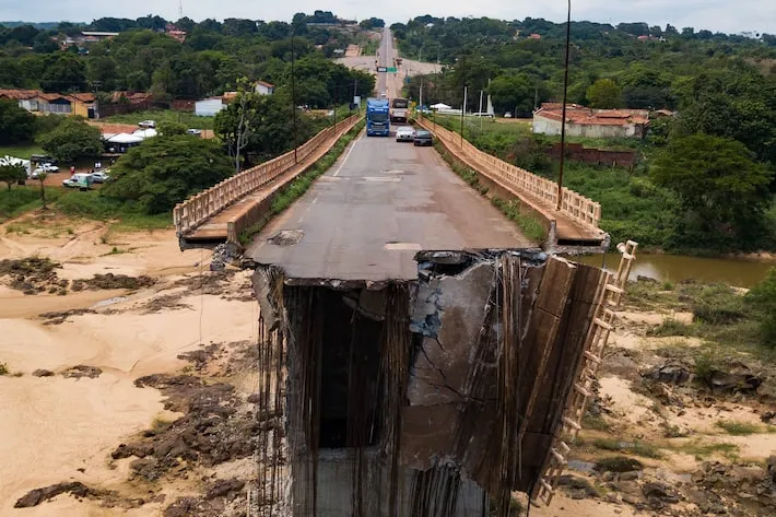 Imagem ilustrativa da imagem Carro está preso há um mês em fenda de ponte que desabou entre Maranhão e Tocantins