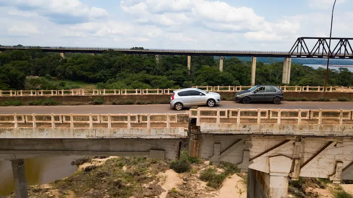 Imagem ilustrativa da imagem Carro está preso há um mês em fenda de ponte que desabou entre Maranhão e Tocantins